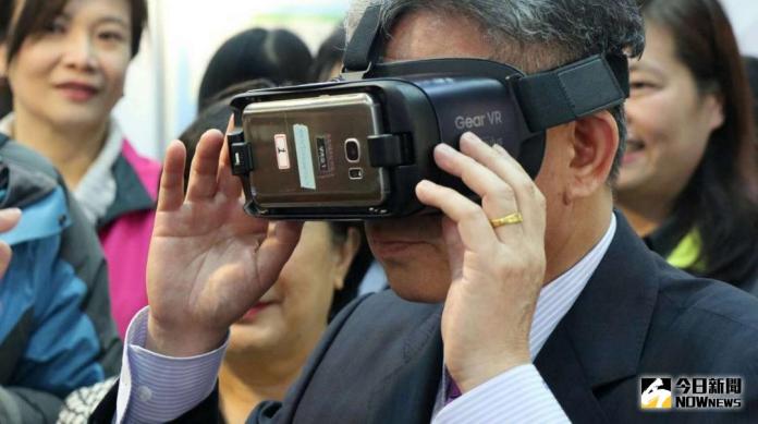 ▲竹市府14日徵才，推VR眼鏡讓民眾搶先體驗職場。（圖／陳志偉攝，2018.03.13）