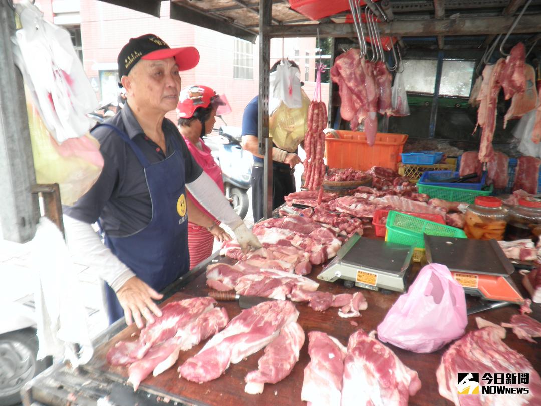 ▲春節前產地毛豬就因爆大量而下跌，養豬戶為增產求利，將毛豬增加體重，結果因為過重、肥肉太多，交易的攤商不要，使得價格下跌。（圖／記者陳雅芳攝，2018.03.13）