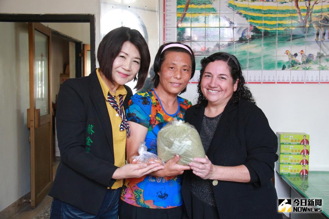 ▲移民智利的何季芬，帶回一袋智利香料與水果乾送給大城鄉萬安宮廟婆（智利籍）羅美智，用西班牙話暢談智利的點點滴滴，感動還是感動。（圖／記者陳雅芳攝，2018.03.13）