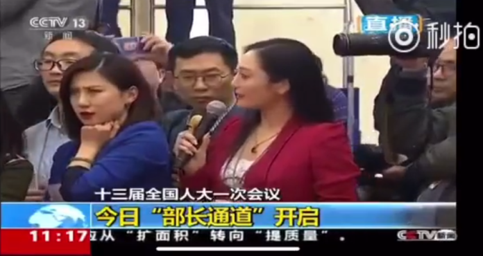 ▲嫌紅衣女記者提問過於冗長，一旁的藍衣女記者手托下巴，明顯不耐煩。（圖／翻攝自Youtube）