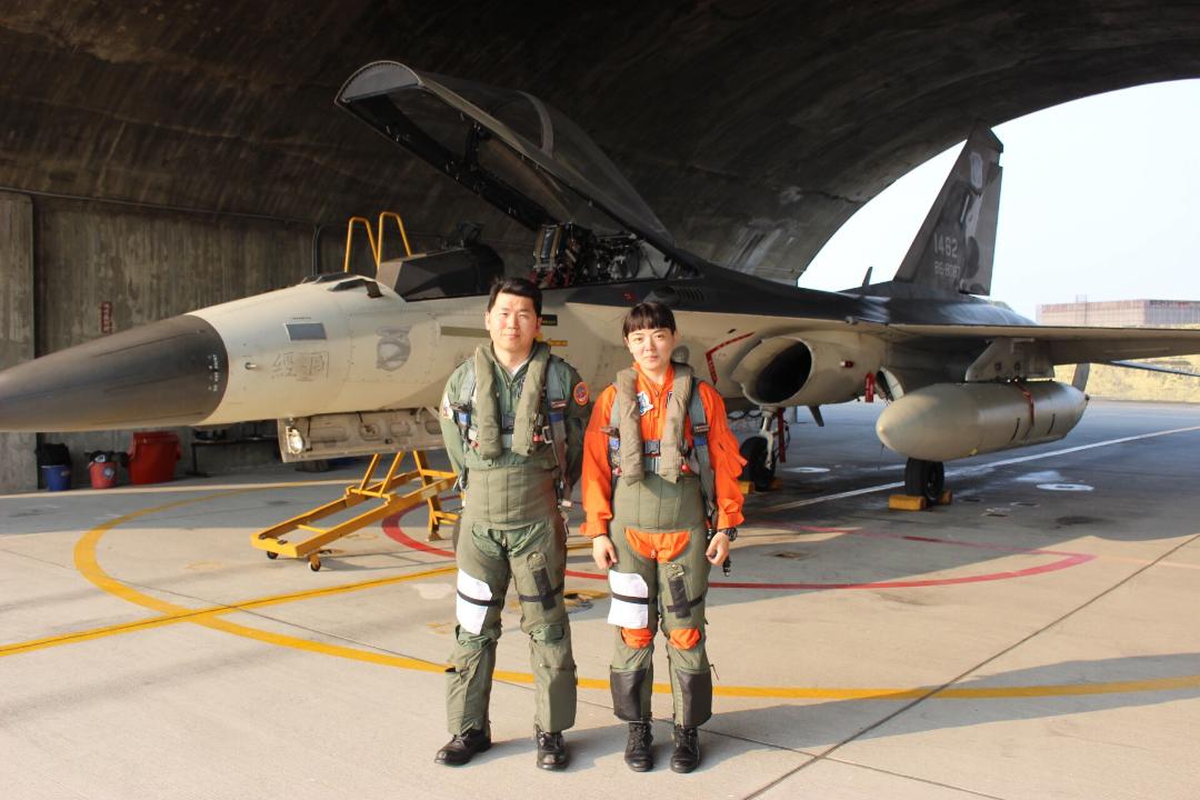 ▲空軍第一戰術戰鬥機作戰隊 13 日由帶飛教官陪同103-4班換訓女學員郭文靜中尉\\(右\\)，完成經國號戰機首次單飛任務。（圖／空軍第一作戰隊提供\\)