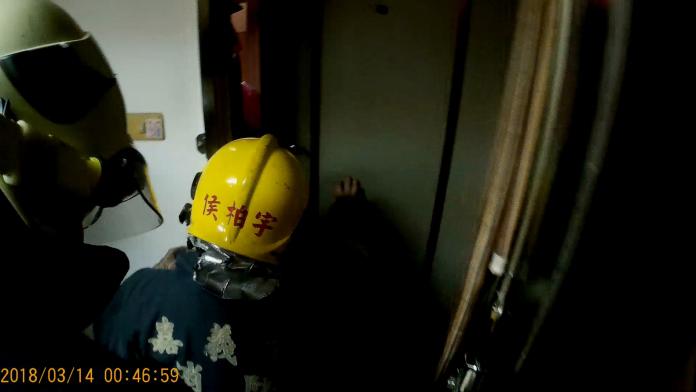 ▲嘉義市消防局破門而入，順利救出小女童。（圖／嘉義市消防局提供, 2018.03.14\\)