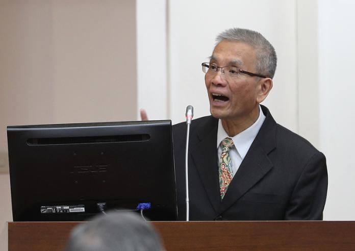 ▲財政部長許虞哲（圖）14日在立法院表示，誠實報稅本來就是義務；米其林公布台灣版「必比登推介」美食餐廳名單，許虞哲說，根據初步調查結果，36家必比登推介餐廳中，有20家已開立發票，14家尚未達開立發票標準，而是採查定課徵1％營業稅。中央社記者張皓安攝  107年3月14日