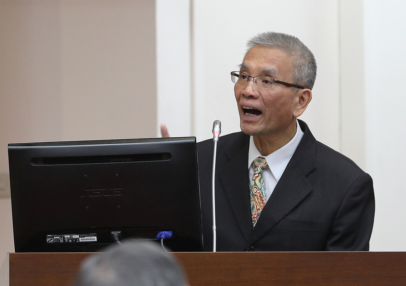 ▲財政部長許虞哲（圖）14日在立法院表示，誠實報稅本來就是義務；米其林公布台灣版「必比登推介」美食餐廳名單，許虞哲說，根據初步調查結果，36家必比登推介餐廳中，有20家已開立發票，14家尚未達開立發票標準，而是採查定課徵1％營業稅。中央社記者張皓安攝  107年3月14日