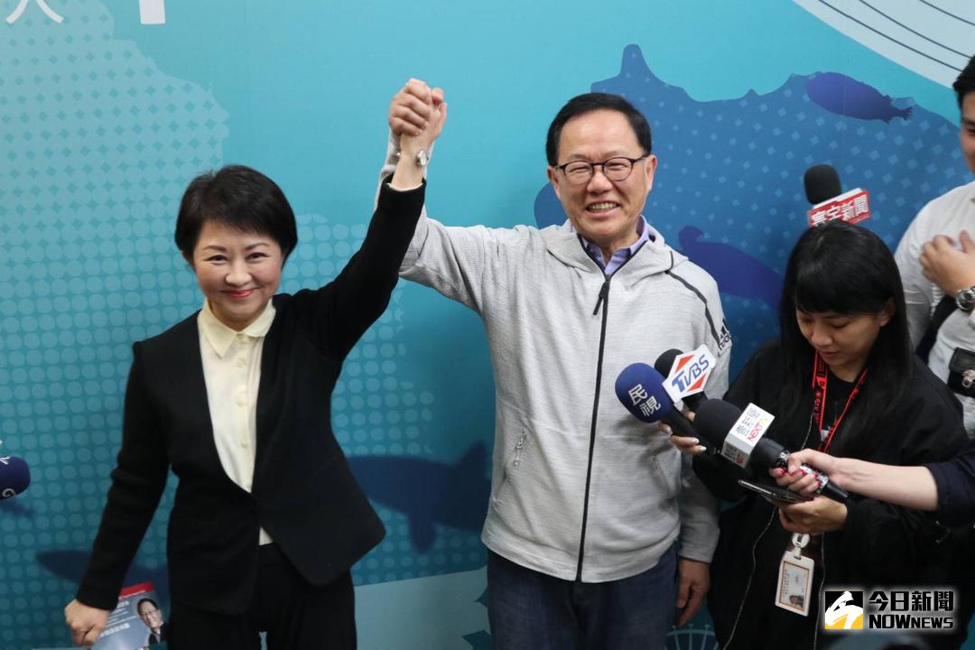 ▲國民黨台中市長參選人盧秀燕替要爭取黨內台北市長提名的前立委丁守中打氣。（圖／丁守中辦公室提供）