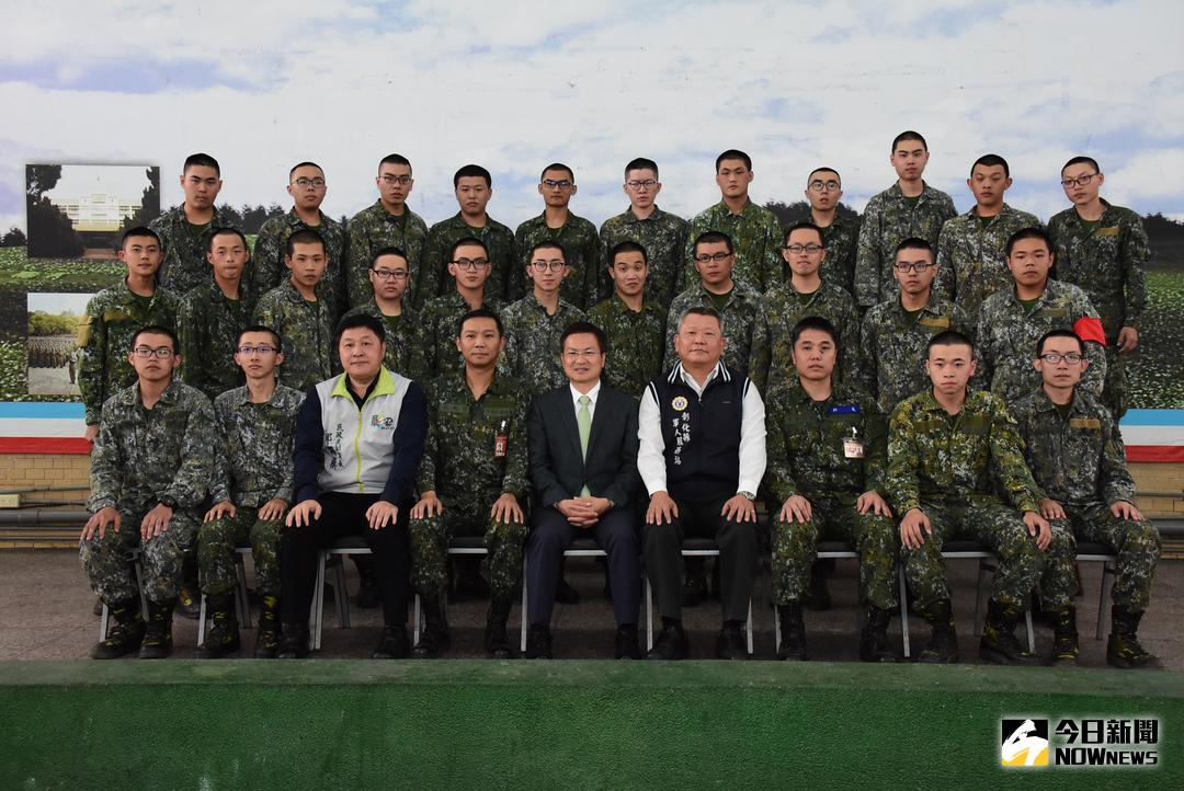 ▲彰化縣長魏明前往成功嶺探視彰化子弟兵服役現狀，關心入營適應情形，並致贈慰問金。（圖／記者陳雅芳攝，2018.03.14）