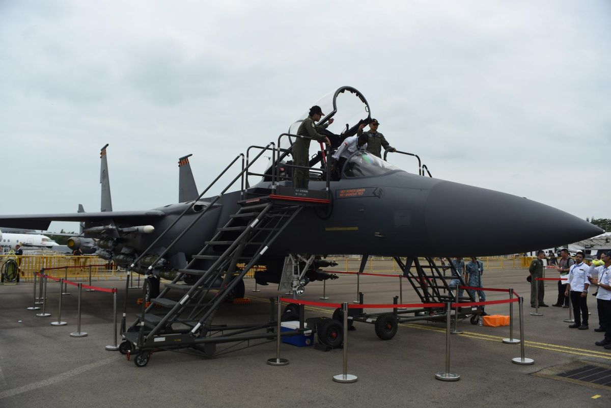▲新加坡航展期間，新加坡主力戰機F-15SG開放座艙，讓民眾登機體驗。除航展外，新加坡國防部會利用許多建軍紀念日，將裝備開進鬧區，讓民眾體驗全民國防的真義。（圖／軍情與航空網站提供）