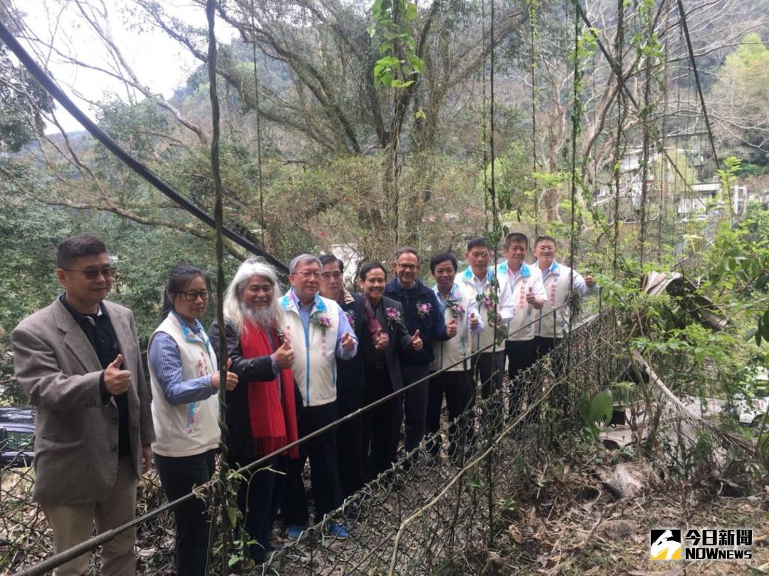 ▲五峰鄉清泉部落裡最高的吊橋今日整建動土，縣長邱鏡淳\\(左四\\)等人期盼再現清泉之美。（圖／新竹縣政府提供 , 2018.03.15）