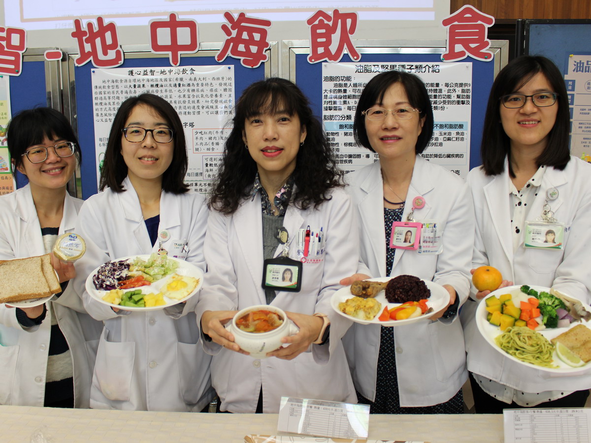 ▲豐原醫院「護心益智-地中海飲食」活動中，營養師推介地中海飲食作法與飲食方式。（圖／豐原醫院提供2018.3.15）