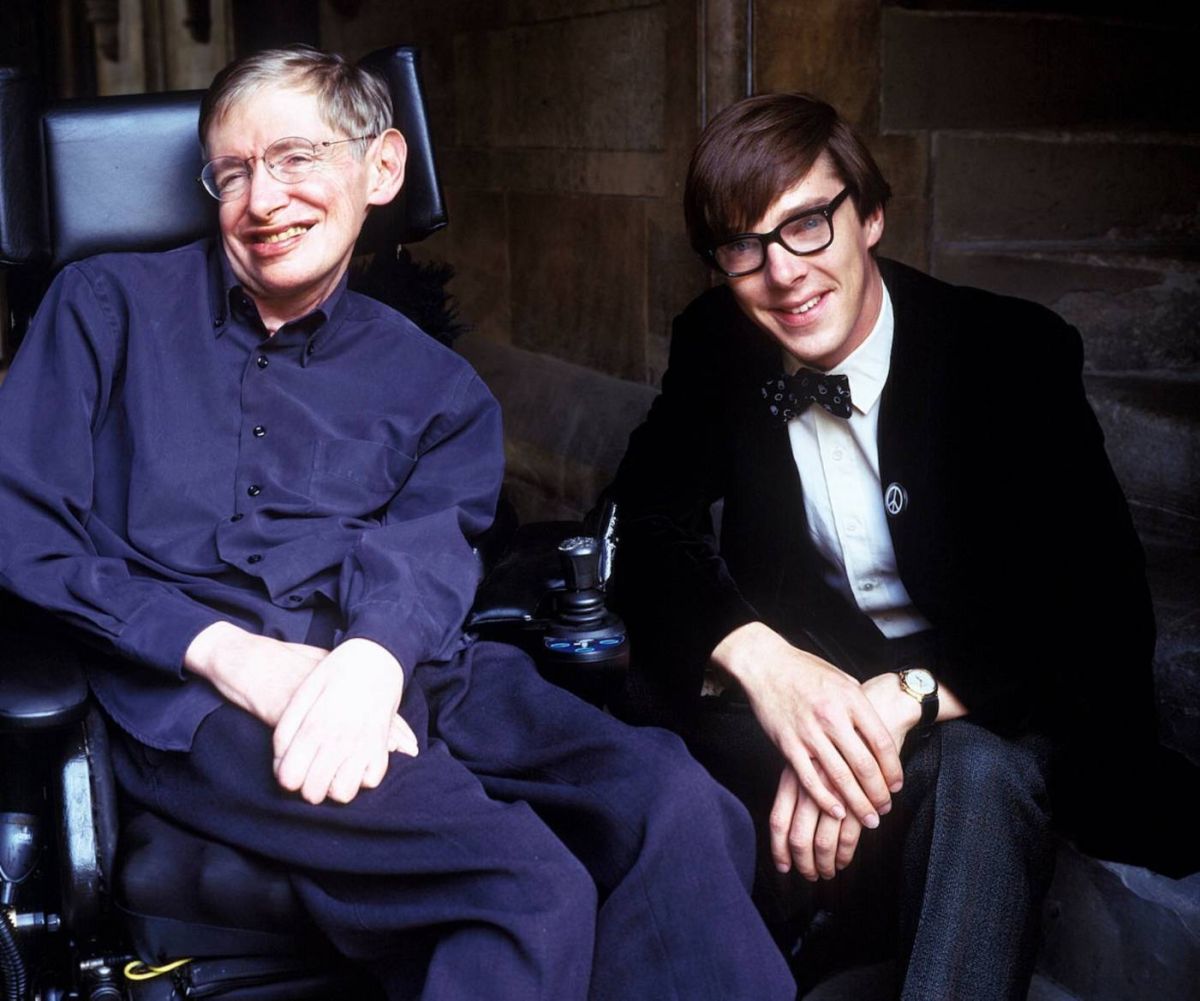 ▲班尼狄克（右）扮演霍金，並與其合照。（圖╱CatchPlay，2018.03.15）