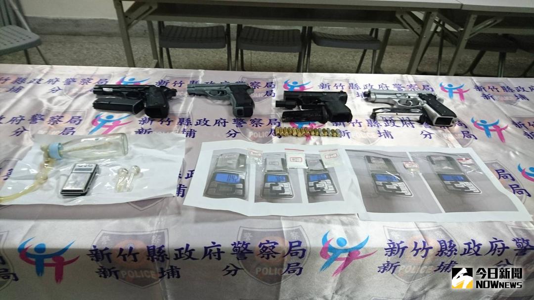 ▲新埔分局破獲藏身公寓的販毒集團，起出毒品、槍枝。（圖／新埔分局提供 , 2018.03.15）