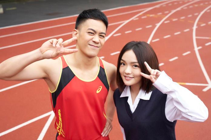 ▲李淳（左）在徐佳瑩的歌曲MV中演出，兩人扮演高中生情侶。（圖／亞神提供 , 2018.03.15）