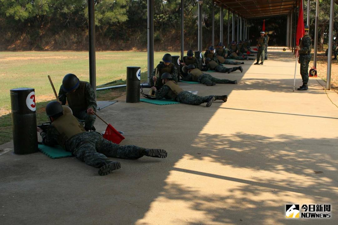 ▲彰化縣後備指揮部實施實彈射擊訓練、行軍及核生化訓練，藉以提升官兵的專注力與穩定度。（圖／記者陳雅芳攝，2018.03.15）