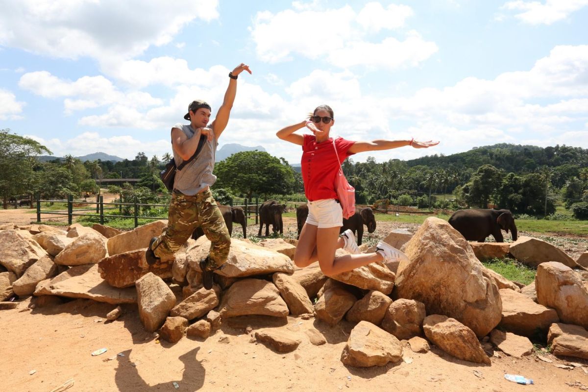 ▲Akemi（右）中文發音不精準，錦榮以為她叫自己吃大象便便。（圖／亞洲旅遊台提供 , 2018.3.15）