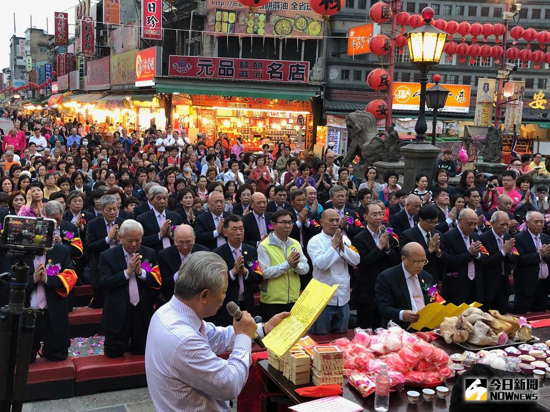 ▲主祭董事長陳玉峰率董事會及全體香客跪拜於廟埕廣場香案前祭拜。（圖／記者蘇榮泉攝，2018.03.15）