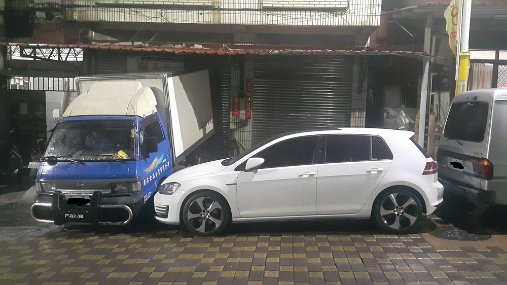 ▲新北市林口一名男網友「開大絕」對付亂停車的白色轎車，吸引大批網友關注讚好。（圖／翻攝自「爆廢公社」）