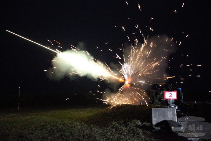 ▲ 空軍防空營15日夜間的三五快砲射擊，產生的火光讓現場十分震撼。（軍聞社記者林澤廷攝）