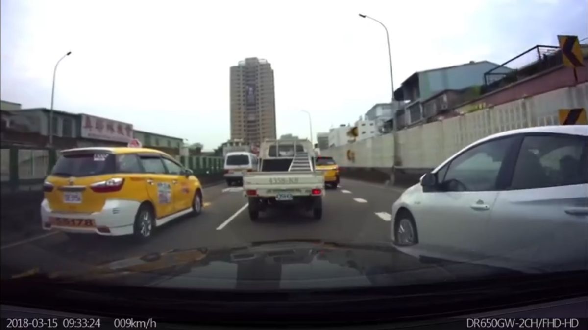 ▲白色轎車前方已經道路縮減，網友認為謝騰輝應該禮讓。（圖／翻攝自謝騰輝臉書）