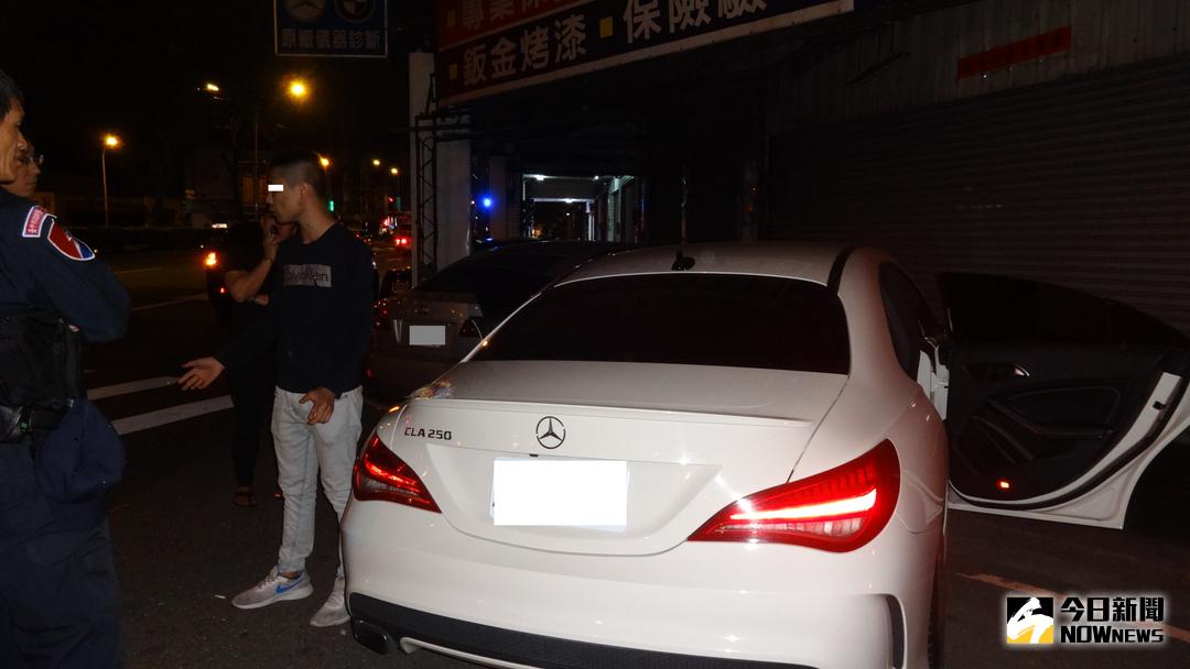 ▲男子遇警攔查時藉口尿急，企圖將藏在褲子裡的毒品從褲管抖出棄置路旁。（圖／記者鄧力軍翻攝 , 2018.03.16\\)