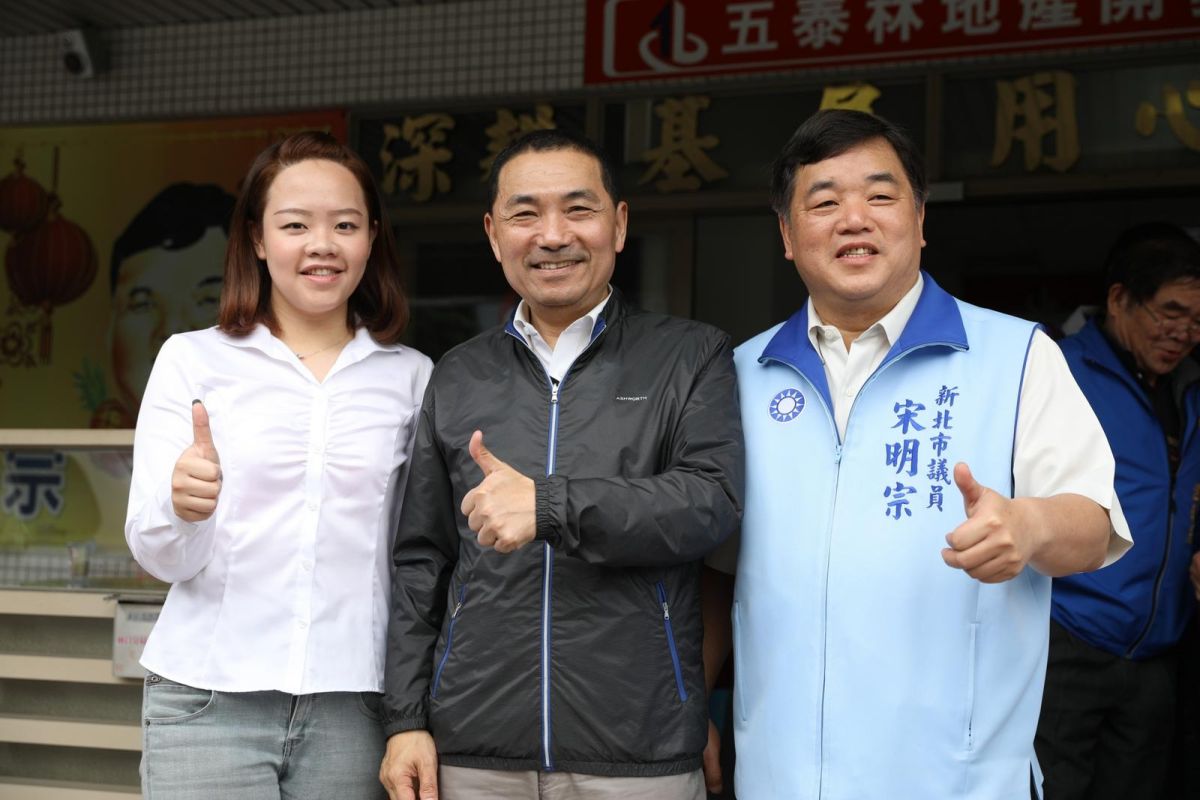 ▲爭取國民黨提名新北市長的侯友宜說，宋明宗與自己穿同一條褲子長大，都是警界出身，要學習他的精神與泰山市民並肩作戰。（圖／侯友宜辦公室提供）