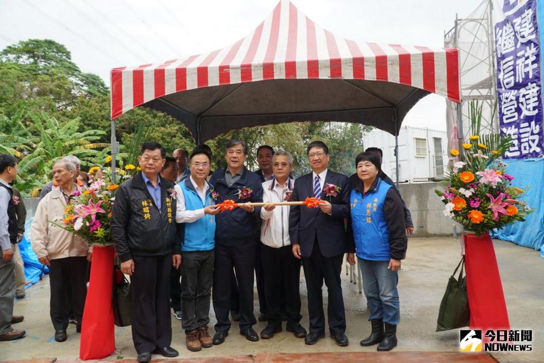 ▲施工單位將88公分鋼筋鐵條象徵梁柱完成儀式，生命禮儀館預定年底完工。（圖／新竹縣政府提供 , 2018.03.16）