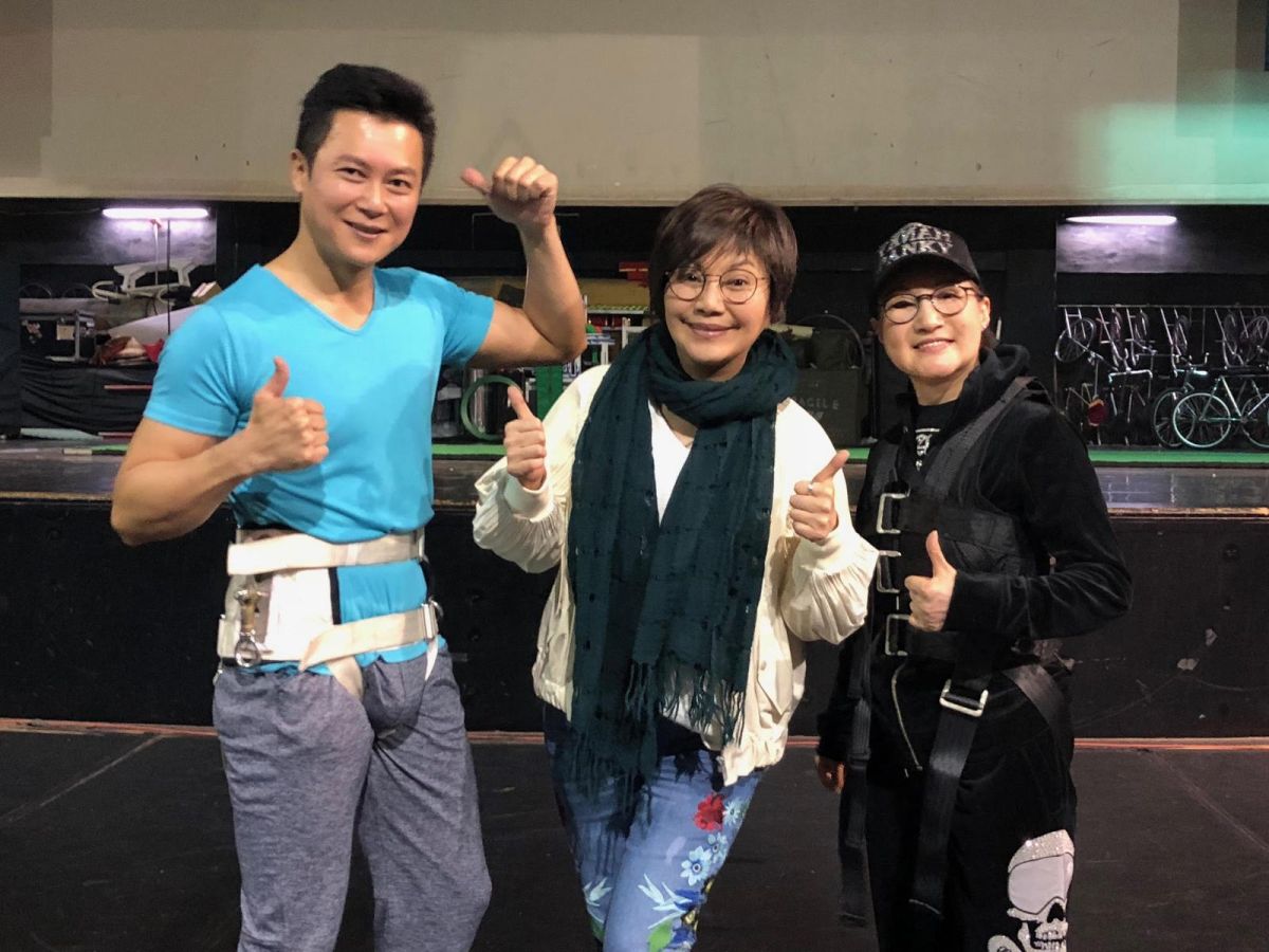 ▲王燦（左）為吊鋼絲的戲份吃足苦頭。（圖／民視提供，2018.03.15）