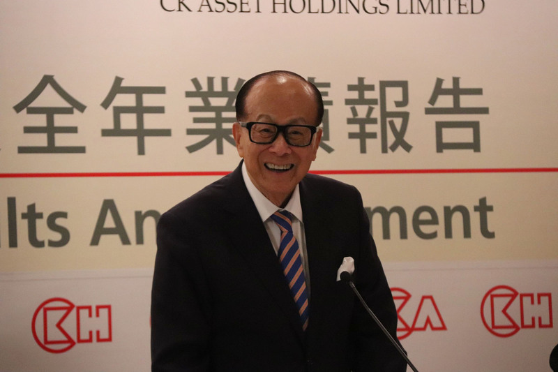 ▲香港首富、長和集團董事長李嘉誠16日在長江和記實業業績報告會上宣布退休，轉任公司資深顧問，他並表示，未來會花更多時間在李嘉誠基金會的事務上。中央社記者張謙香港攝107年3月16日
