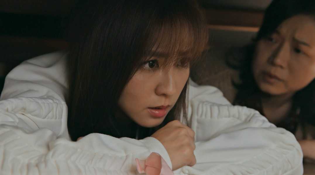 ▲周曉涵躲床下拍戲。（圖／東森提供，2018.03.16）