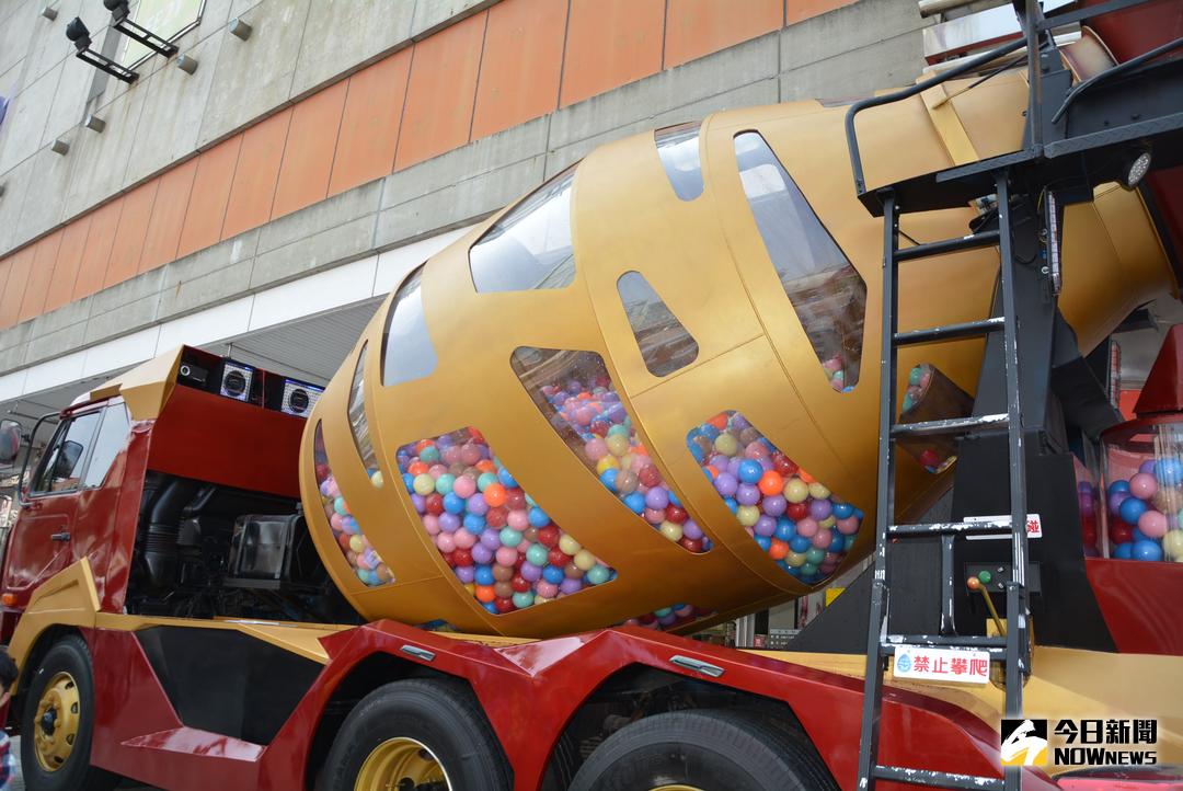 ▲停在遠百門口廣場的預拌扭蛋車。（圖／記者郭政隆攝影2018.3.16）