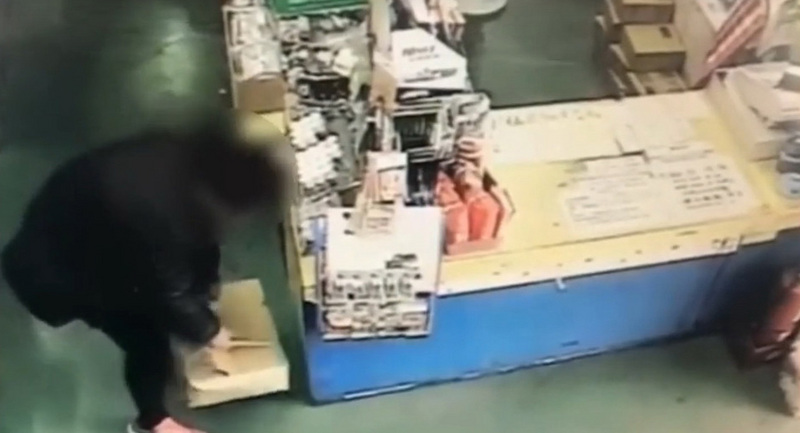 ▲新北市新莊區傳出駭人聽聞的水泥封屍案，警方以房內有「無形的」在，才讓張女卸下心防，坦承犯行。圖為張女購買水泥的監視畫面。（民眾提供）中央社記者黃旭昇新北傳真107年3月17日