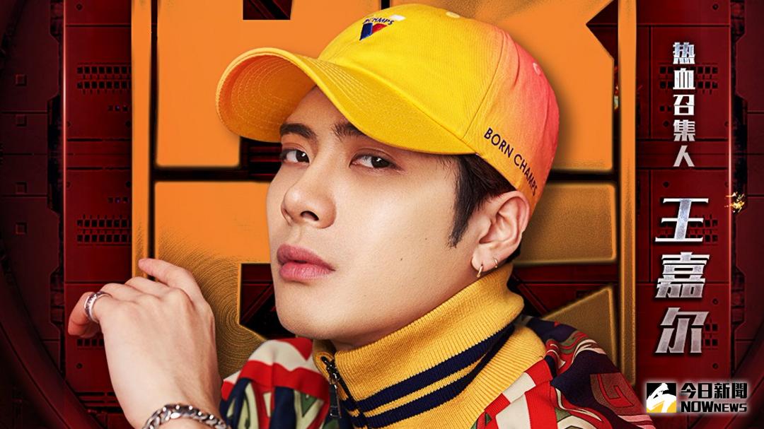 ▲王嘉爾在節目發布會上邀導演尬舞。（圖／愛奇藝 , 2018.3.17）