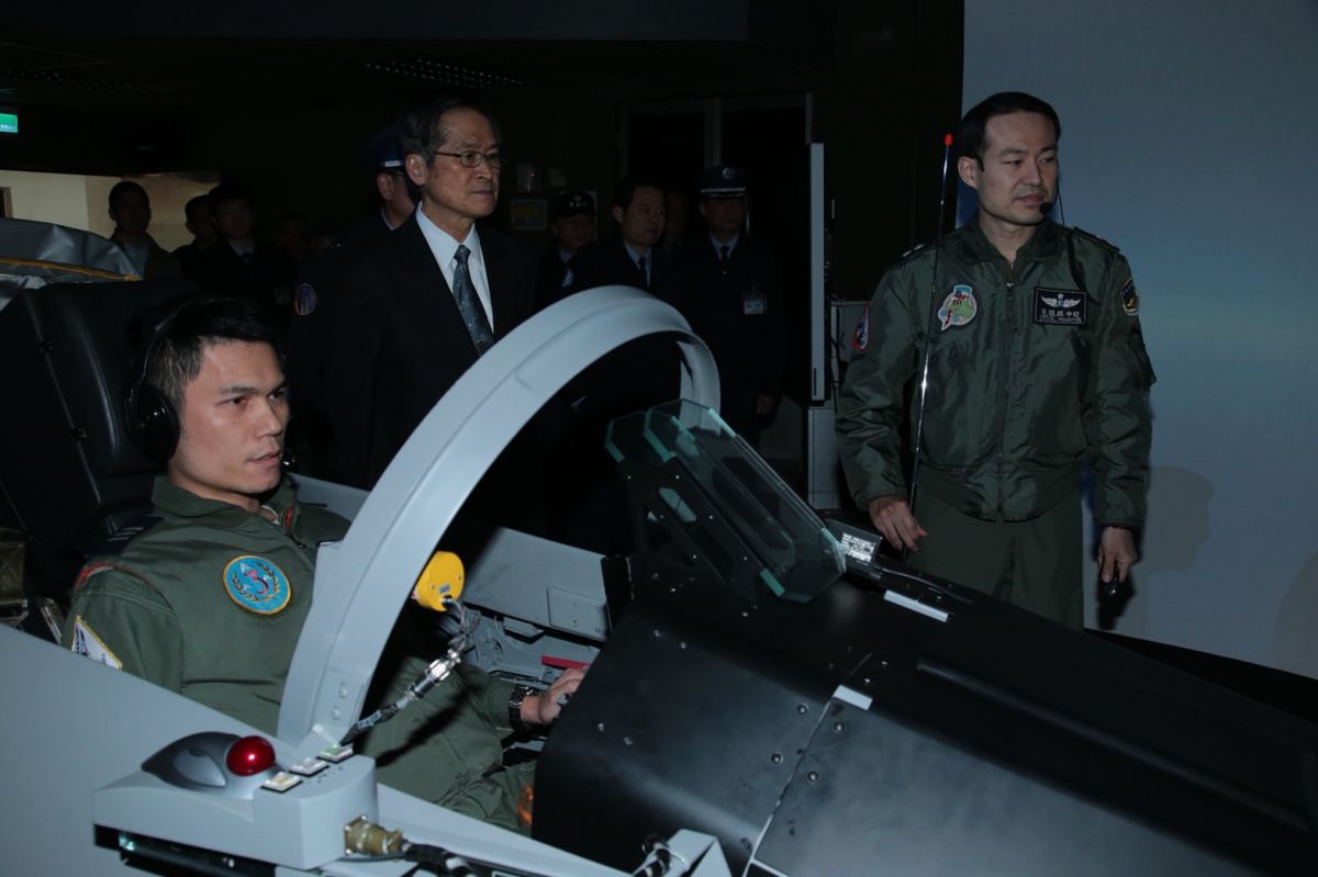 ▲國防部長嚴德發17日前往清泉崗基地視察，在空軍第三聯隊經國號模擬機訓練室中，觀看戰機操作示範。（圖／軍聞社攝提供, 2018.3.17\\)