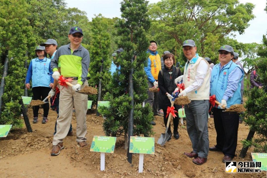 ▲新竹林管處副處長黃群修（左）與新竹縣政府秘書長蔡榮光（右二）、鄉長邱坤桶（右）共同種下蘭嶼羅漢松。（圖／新竹林管處提供 , 2018.03.17）