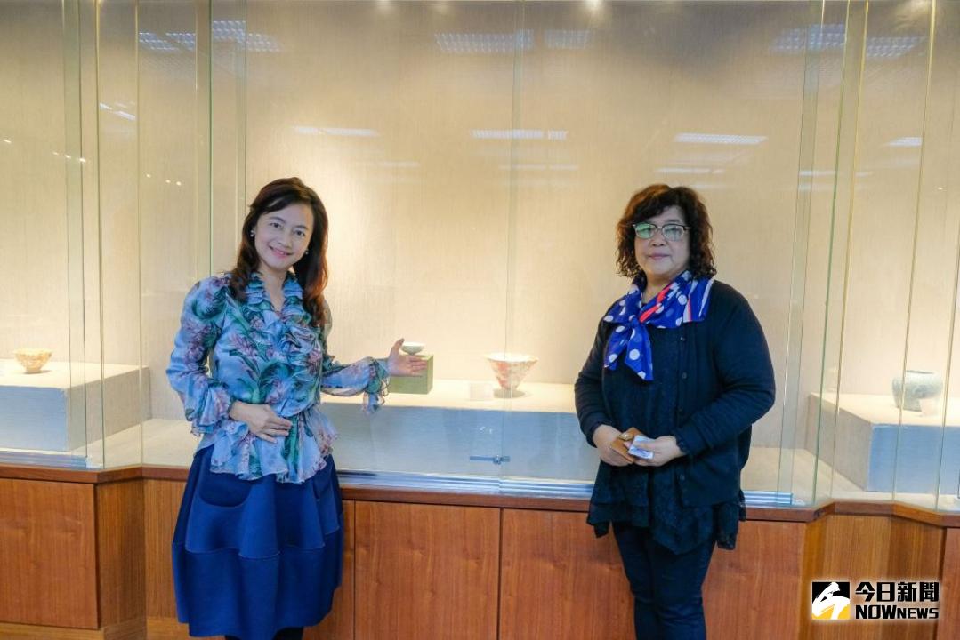 ▲「遇見絞胎－情在彩陶」曾淑嬋\\(右\\)77件陶藝作品展正在美術館展出。（圖／新竹縣政府提供 , 2018.03.17）
