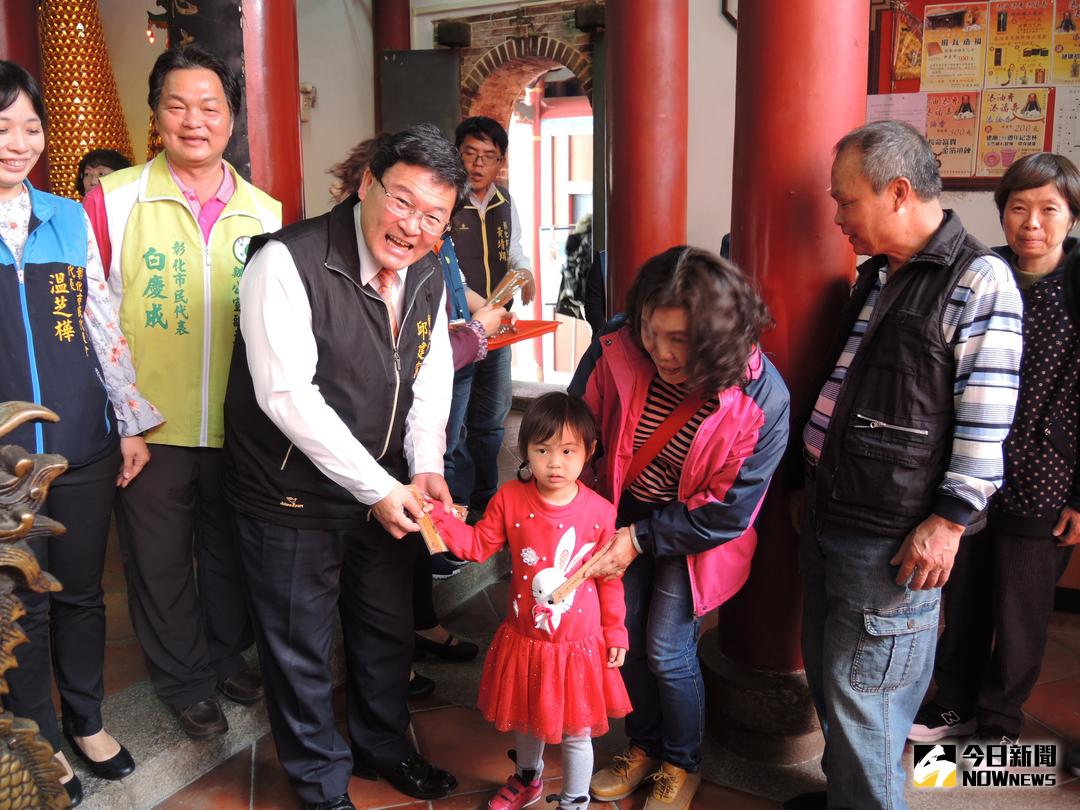 ▲市長邱建富發放由文昌帝君加持過的「追分成功書籤」給民眾。（圖／記者陳雅芳攝，2018.03.17）