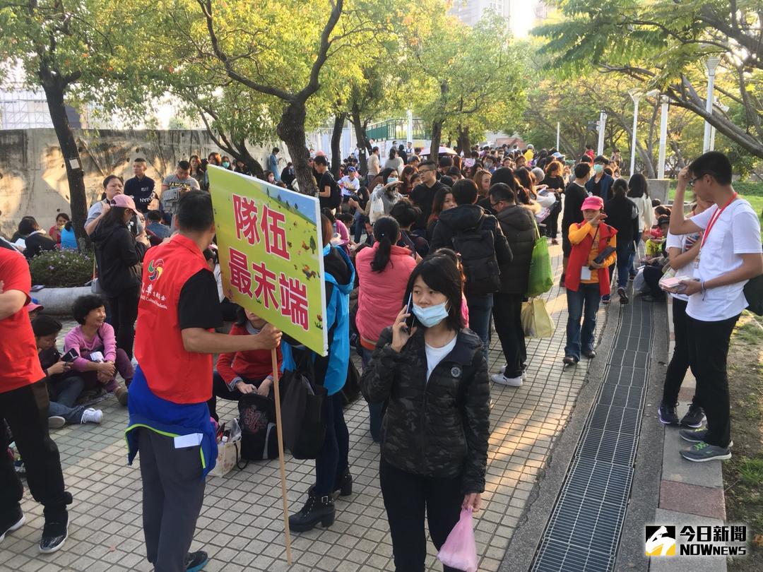 ▲綠光劇團「人間條件」在台中圓滿劇場隆重登場，長長人龍擠進圓滿劇場。（圖／柳榮俊攝 , 2018.3.17\\)