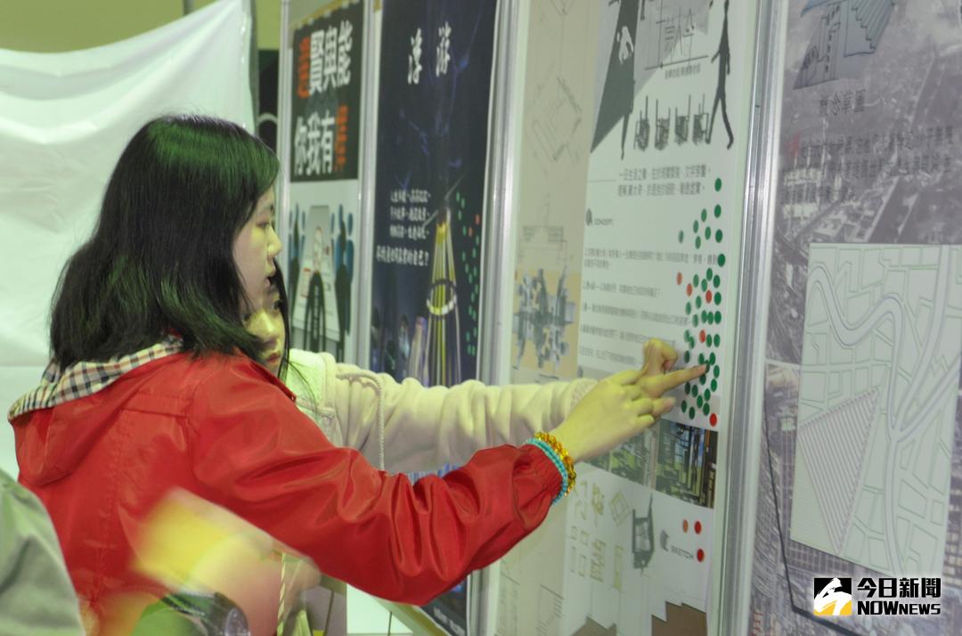 ▲聯合評圖觀模學生可以張貼貼紙評分。（圖／記者陳雅芳攝，2018.03.17）