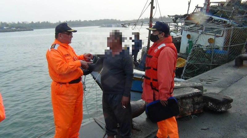 ▲獲救船長激動的對海巡署表示感謝。（圖／海巡署提供 , 2018.03.18）