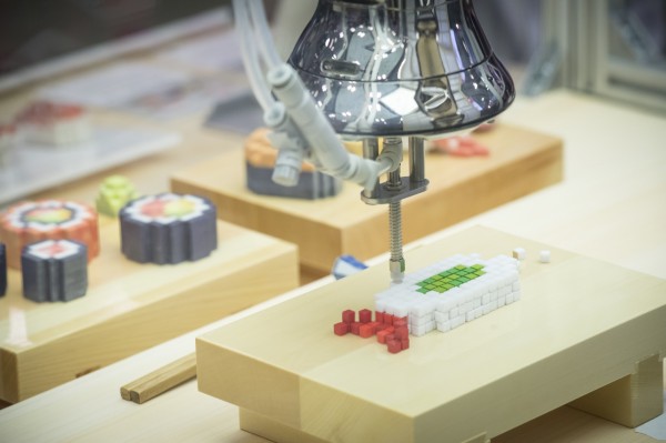 ▲日本研發團隊利用3D列印技術，設計出真的可以吃的「8-bit壽司」。（圖／翻攝自推特 , 2018.3.18）