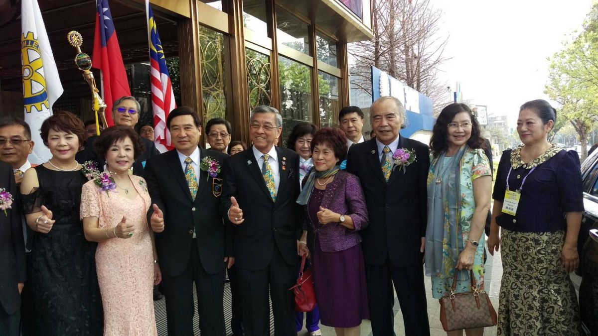 ▲國際扶輪3462地區創區年會盛大舉辦，總監謝明憲\\(左四\\)歡迎專程自馬來西亞來賀的國際扶輪社代表張茂強\\(左五\\)。（圖／金武鳳攝 , 2018.3.18\\)