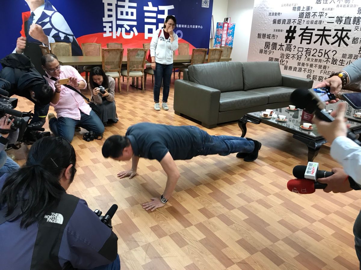 ▲前台北縣長周錫瑋在媒體的要求下，當場示範35下的伏地挺身。（圖／周錫瑋辦公室提供）