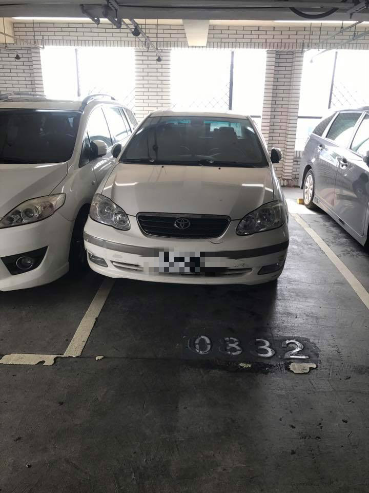 ▲他車子停這樣，網友怒嗆：駕照考假的？（圖／取自臉書社團「聯結車 大貨車 大客車 拉拉隊 運輸業 照片影片資訊分享團」）