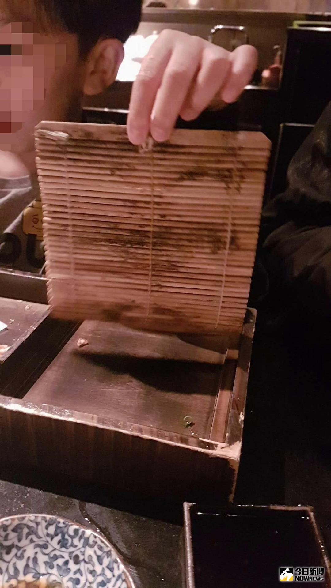 ▲網友指出前往知名日本料理用餐，卻發現盛食物的木片發霉。（圖／翻攝自《爆料公社》）