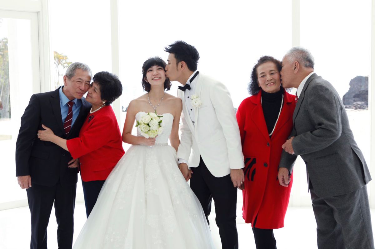 ▲香蕉哥哥、草莓姊姊在沖繩完婚。（圖／奧米加提供，2018.03.19）