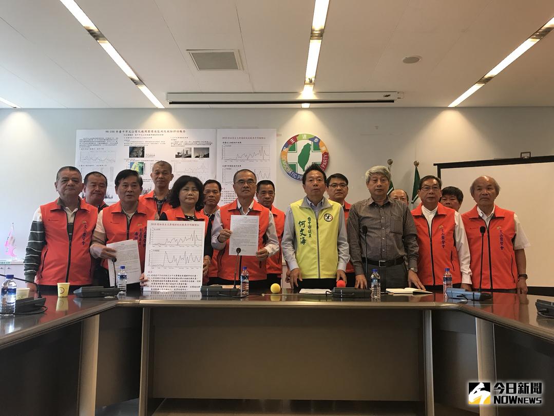 ▲台中市文山垃圾處理監督委員會，與市議員何文海公布最新評估報告。（圖／柳榮俊攝 , 2018.3.19\\)