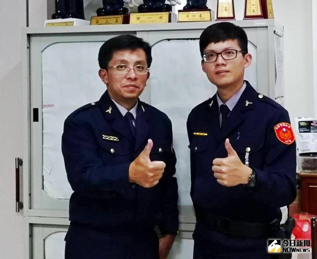 ▲警員鄭至龍拜完土地公轉身離開時就在廟旁抓到通緝犯，分局長符基強（左）給予口頭嘉勉。（圖／記者蘇榮泉攝，2018.03.19）