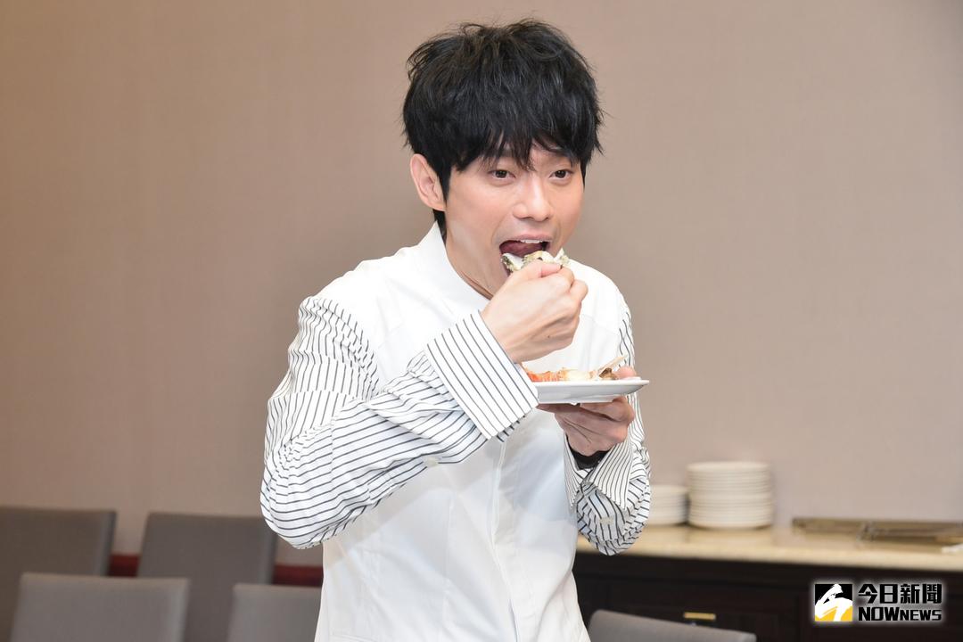 ▲張棟樑表示只要有時間就會做伏地挺身，而且速度超快，300秒可以做200下。（圖／記者林柏年攝 , 2018.03.20）