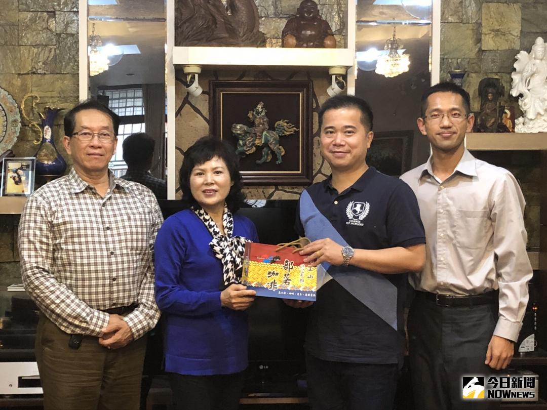 ▲指揮官吳聲泰由政戰處長王耀逸及後備營輔導長張志宇陪同下，拜訪青溪新文藝學會榮譽理事長高惠芬。（圖／記者蘇榮泉攝，2018.03.20）