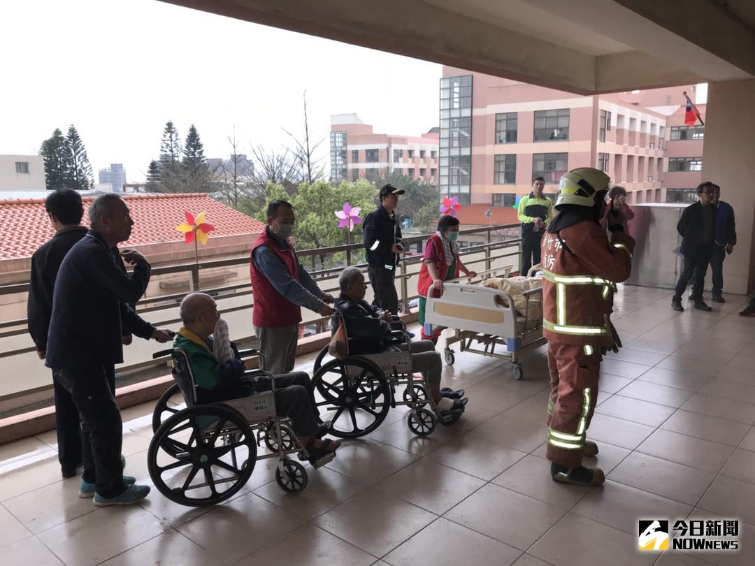 ▲打火弟兄移地訓練，模擬發生火災時，榮家住民如何疏散、避難等演練。（圖／記者常似虎攝 , 2018.03.20）