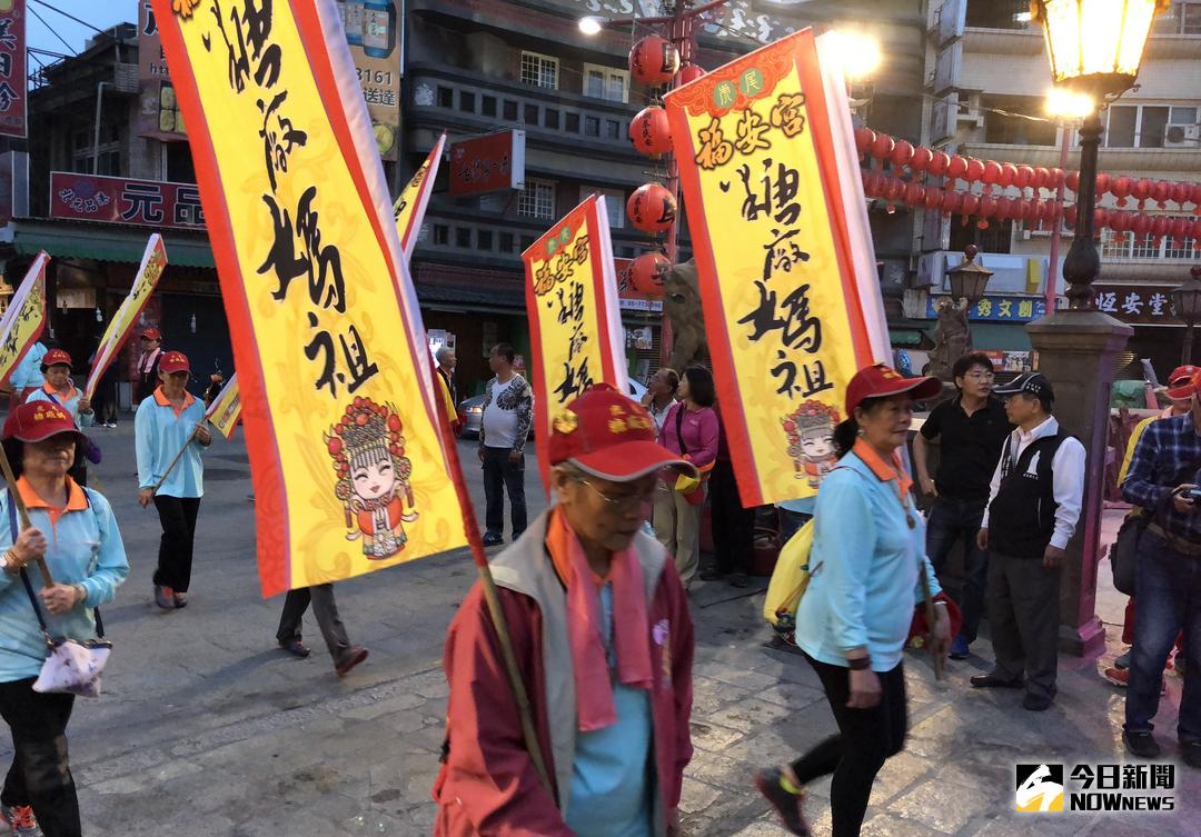 ▲糖廠媽「願行千里 環島賜福」清晨六點抵達北港朝天宮。（圖／記者蘇榮泉攝，2018.03.20）